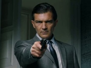 The_Skin_I_Live_In-holding a gun