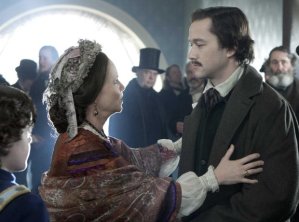 Mary Lincoln (Sally Field) welcoming home her eldest son, Robert (Joseph Gordon-Levitt).