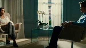 Simon undergoing hypnotherapy with Dr. Elizabeth Lamb (Rosario Dawson) in an attempt to regain his memory regarding the painting.