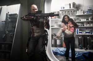 Max (Matt Damon) trying to help Frey (Alice Braga) and her daughter Matilda (Emma Tremblay) from aggressive androids and others.
