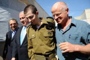 Gilad Shalit on the day of his release, walking alongside his relieved father, Noam (right), and Prime Minister Bibi Netanyahu (left).