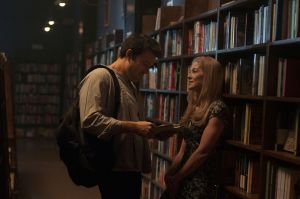 Nick (Ben Affleck) and Amy (Rosamund Pike) happily married, looking for books in a library.