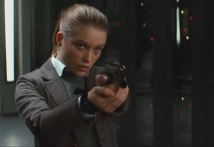 Roxy (Sophie Cookson), the obligatory babe, trying her luck to become a Kings(wo)man.